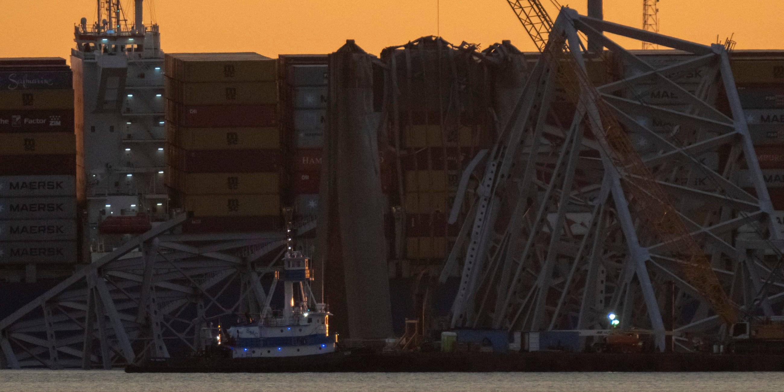 Die Sonne geht am 28.03.2024 über der Francis Scott Key Bridge unter, einer großen Brücke über den Patapsco River in Baltimore, die nach der Kollision mit einem großen Frachtschiff eingestürzt ist. 
