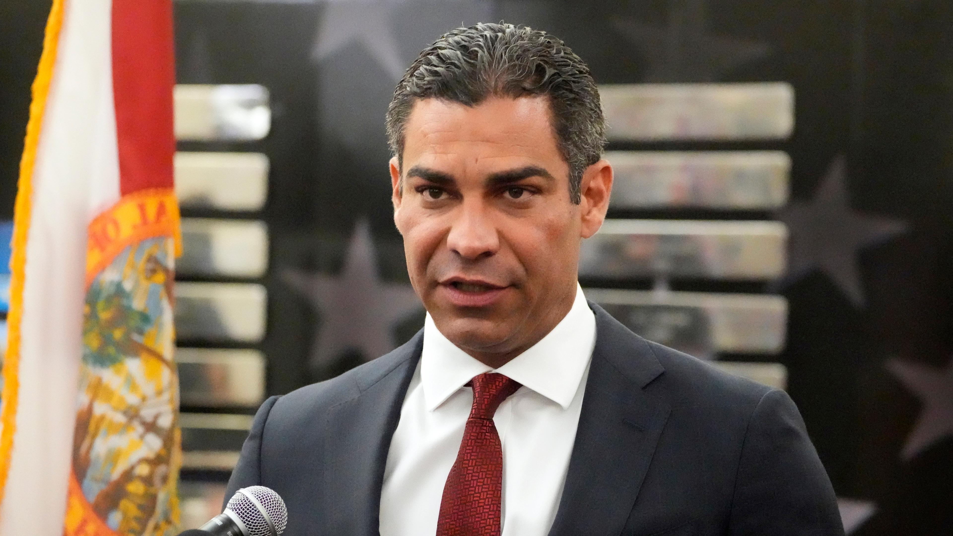 Francis Suarez bei einer Pressekonferenz vor einem Mikrofon.