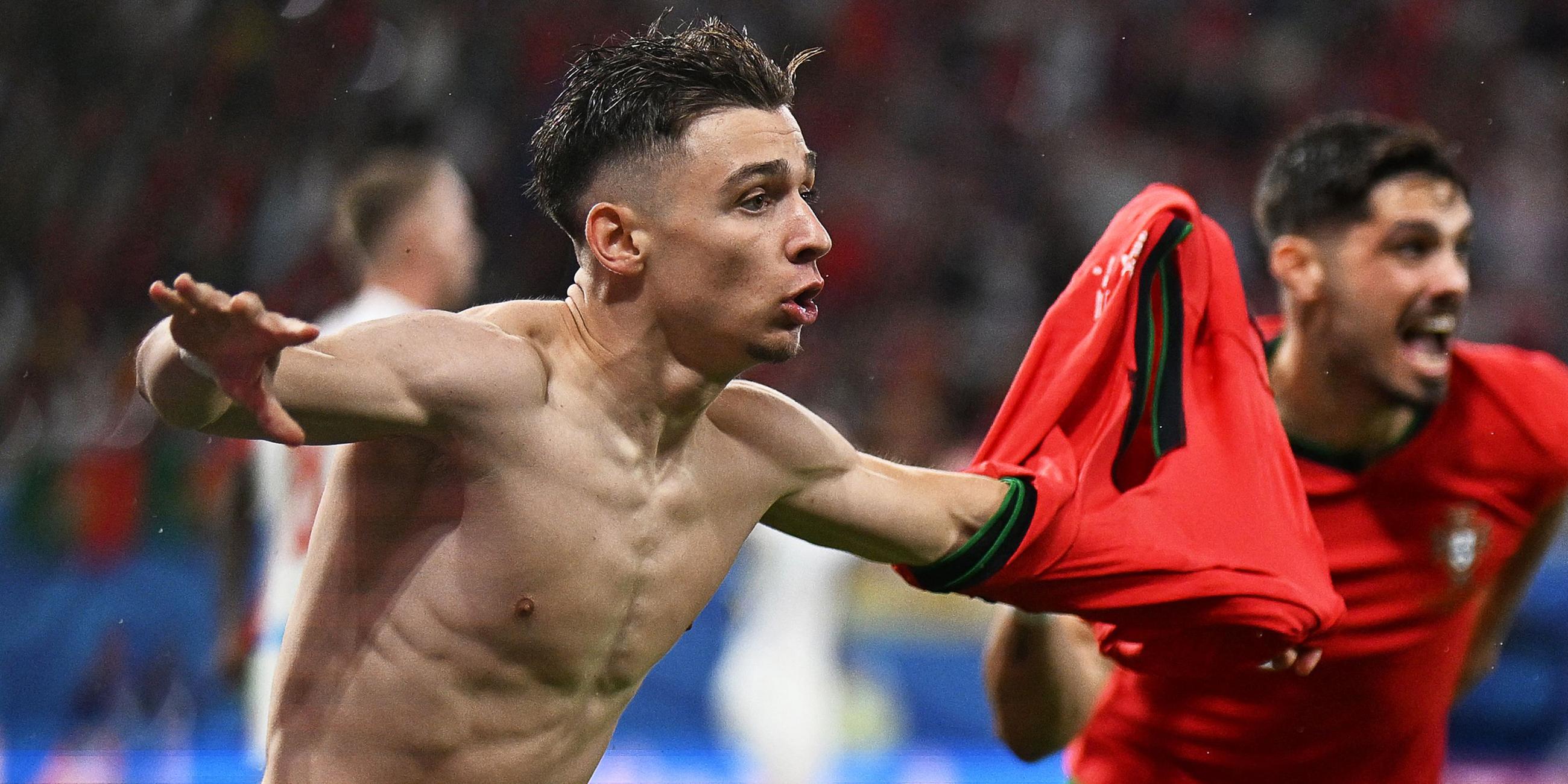Portugals Stürmer (Nr. 26) Francisco Conceicao (L) feiert mit seinen Mannschaftskameraden nach dem zweiten Tor seiner Mannschaft.