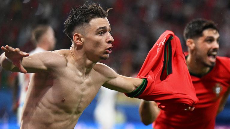 Portugals Stürmer (Nr. 26) Francisco Conceicao (L) feiert mit seinen Mannschaftskameraden nach dem zweiten Tor seiner Mannschaft.