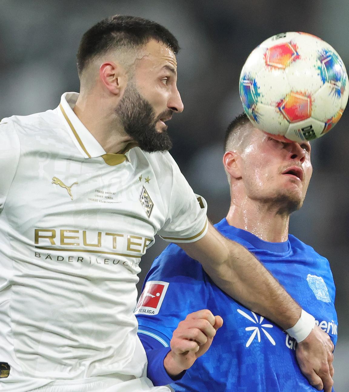 Franck Honorat (Gladbach) und Patrik Schick (Leverkusen) kämpfen um den Ball. 