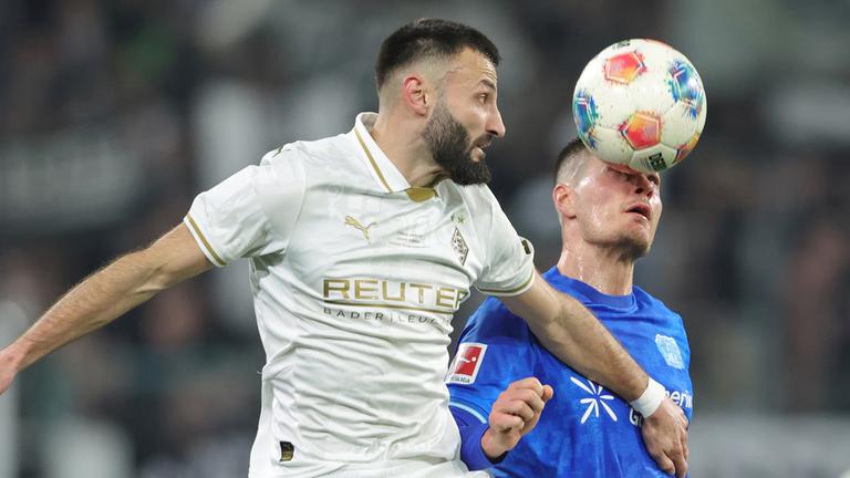 Franck Honorat (Gladbach) und Patrik Schick (Leverkusen) kämpfen um den Ball. 