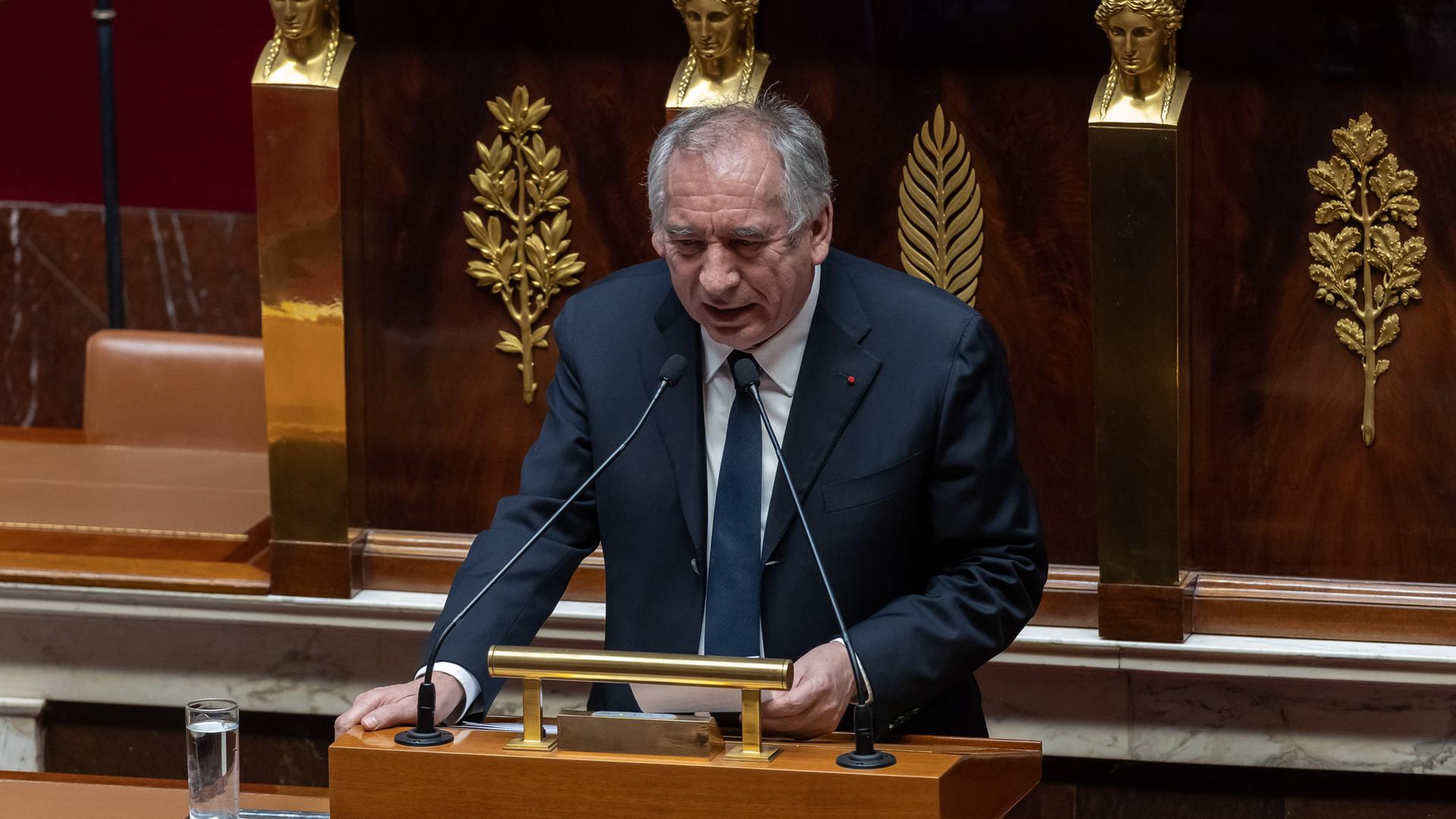 Der französische Premierminister Francois Bayrou spricht während einer Sitzung der Nationalversammlung zur Abstimmung über den Staatshaushalt und den Sozialversicherungshaushalt in Paris