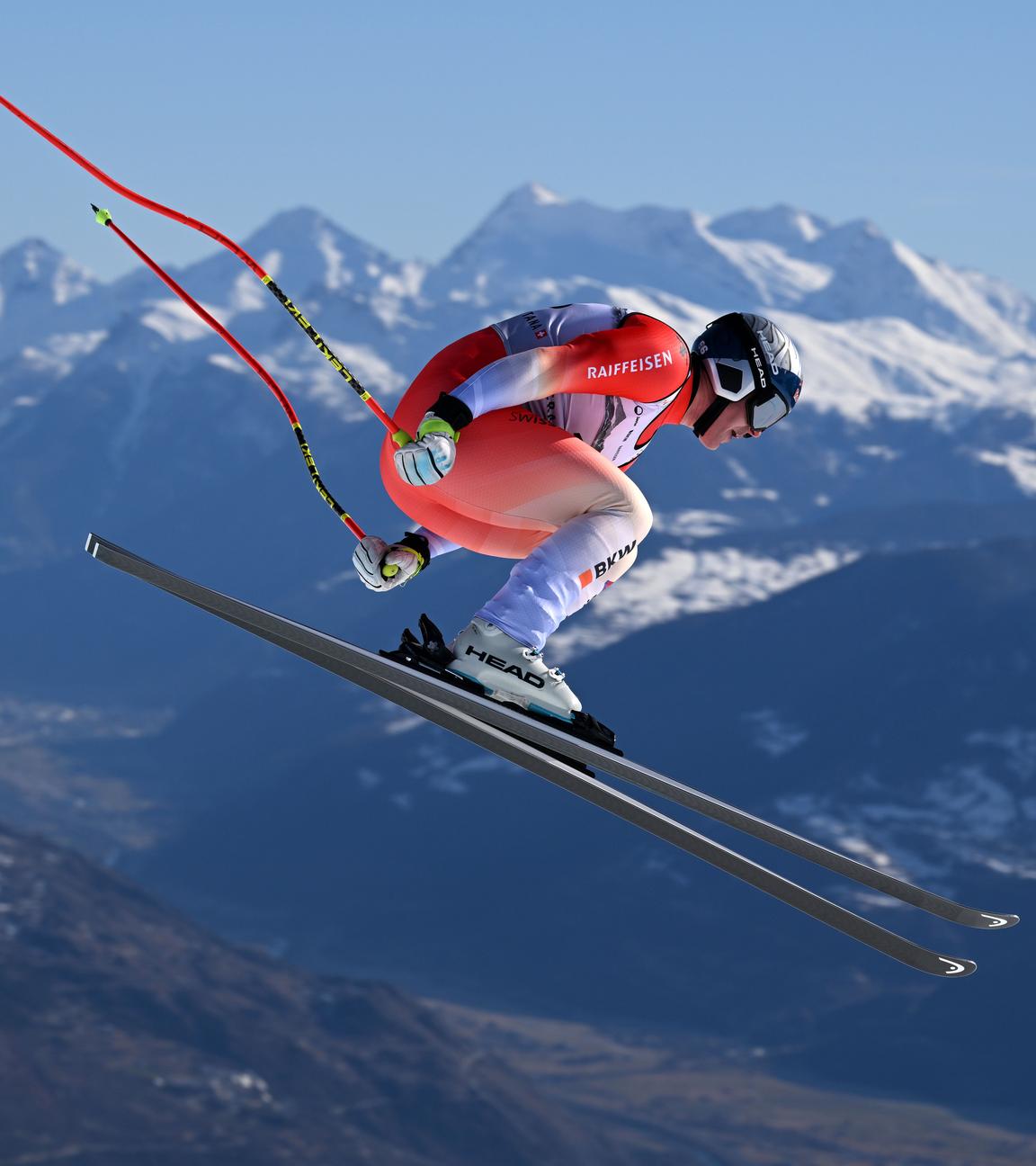 Der Schweizer Skirennfahrer Franjo von Allmen befindet sich im Sprung bei der Herren-Abfahrt im FIS Ski World Cup 2025/26 in Crans-Montana