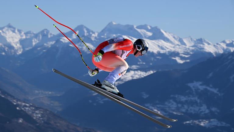 Der Schweizer Skirennfahrer Franjo von Allmen befindet sich im Sprung bei der Herren-Abfahrt im FIS Ski World Cup 2025/26 in Crans-Montana