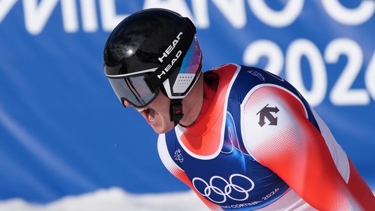 Der schweizer Skirennfahrer Franjo von Allmen jubelt nach seiner Abfahrt bei den olympischen Winterspielen in Bormio