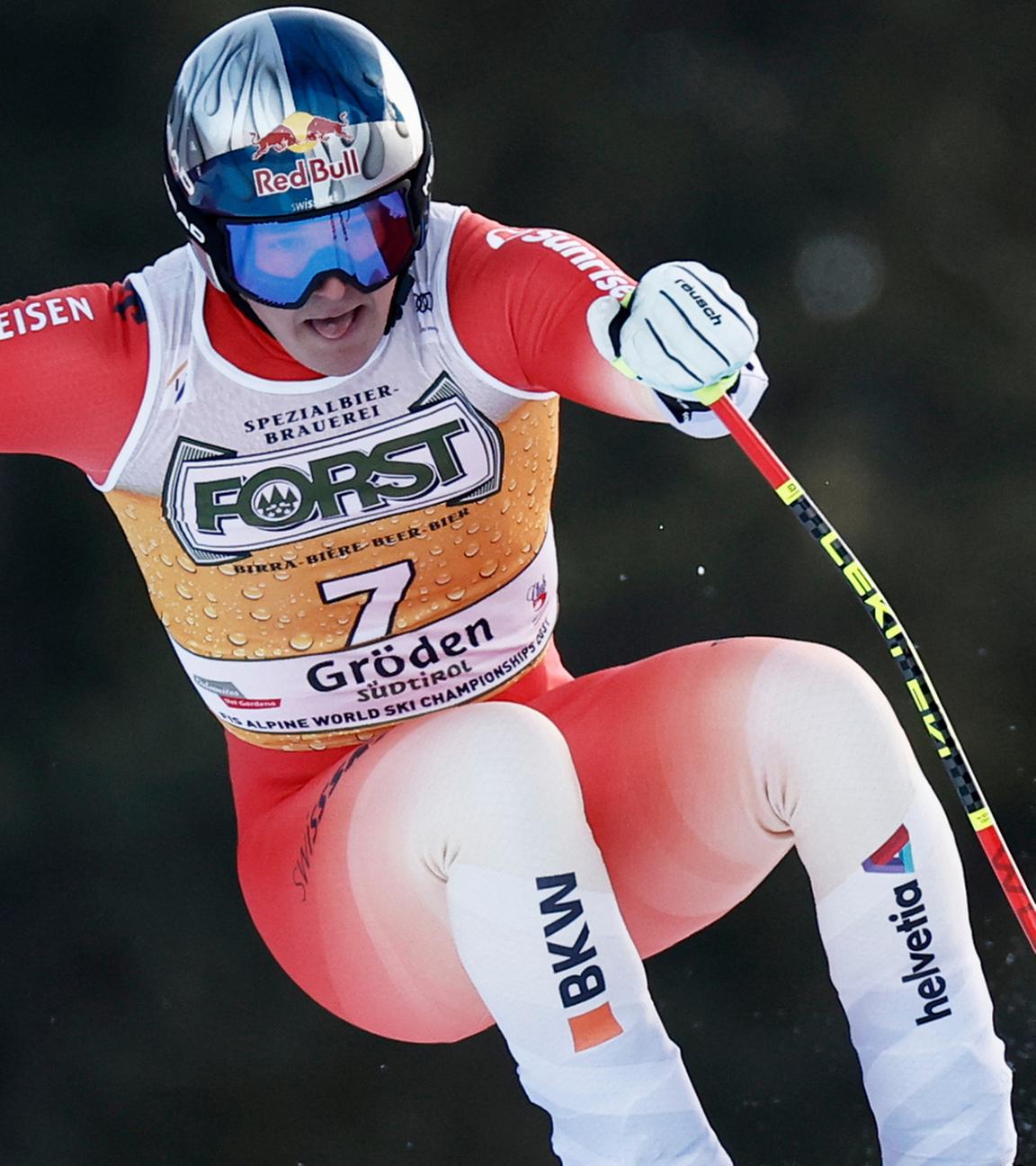 Der Schweizer Franjo von Allmen rast beim Weltcup-Abfahrtsrennen der Männer in Val Gardena, Italien, die Piste hinunter.