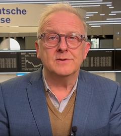 Frank Bethmann spricht aus der Börse in Frankfurt