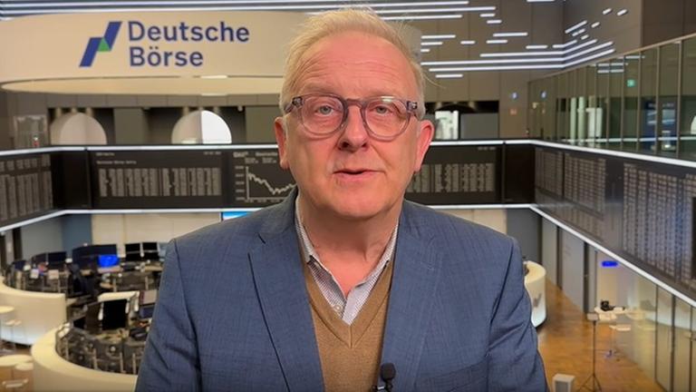 Frank Bethmann spricht aus der Börse in Frankfurt