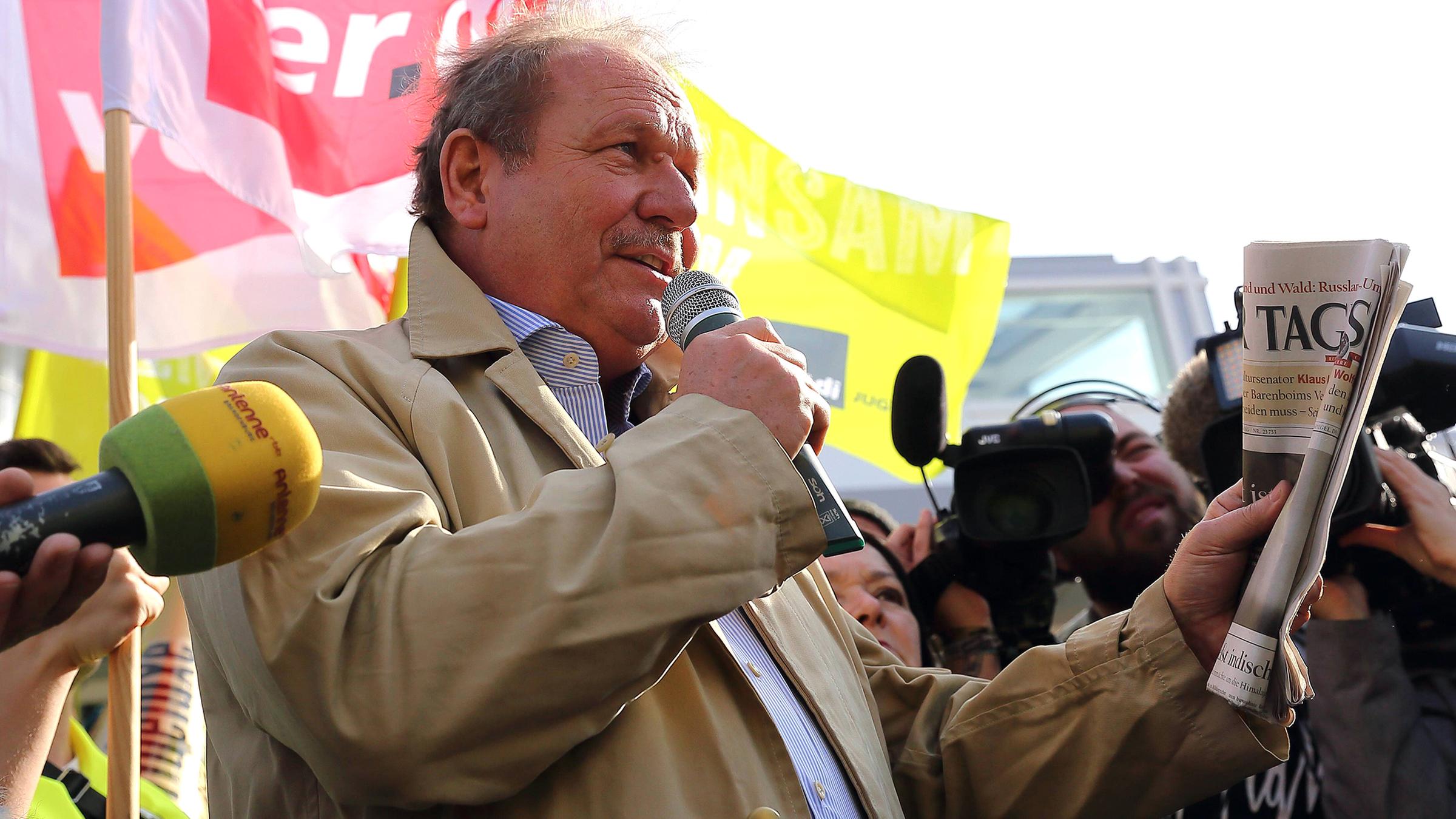 Verdi Chef Frank Bsirske spricht zu protestierenden Beschäftigten im öffentlichen Dienst