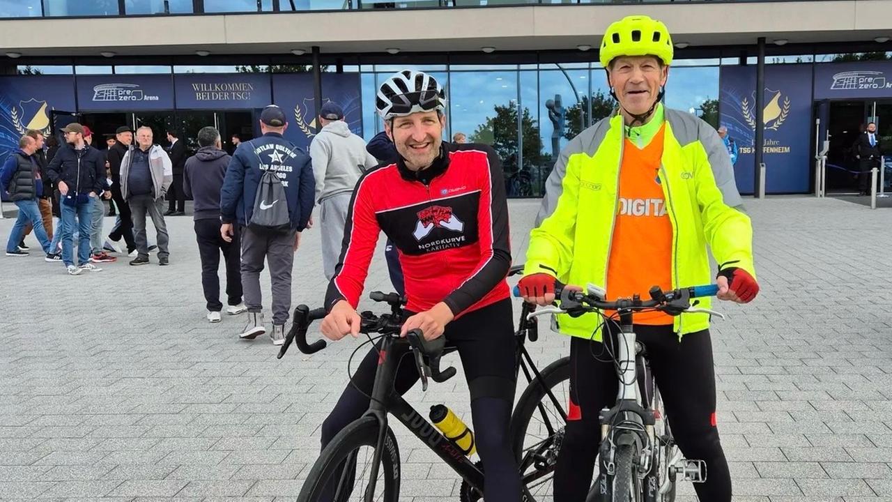 Frank Müller mit seinem Fahrrad vor dem Stadion der TSG 1899 Hoffenheim.