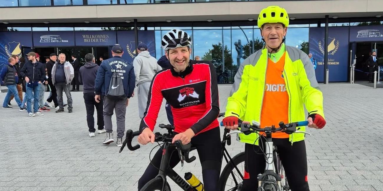 Frank Müller mit seinem Fahrrad vor dem Stadion der TSG 1899 Hoffenheim.