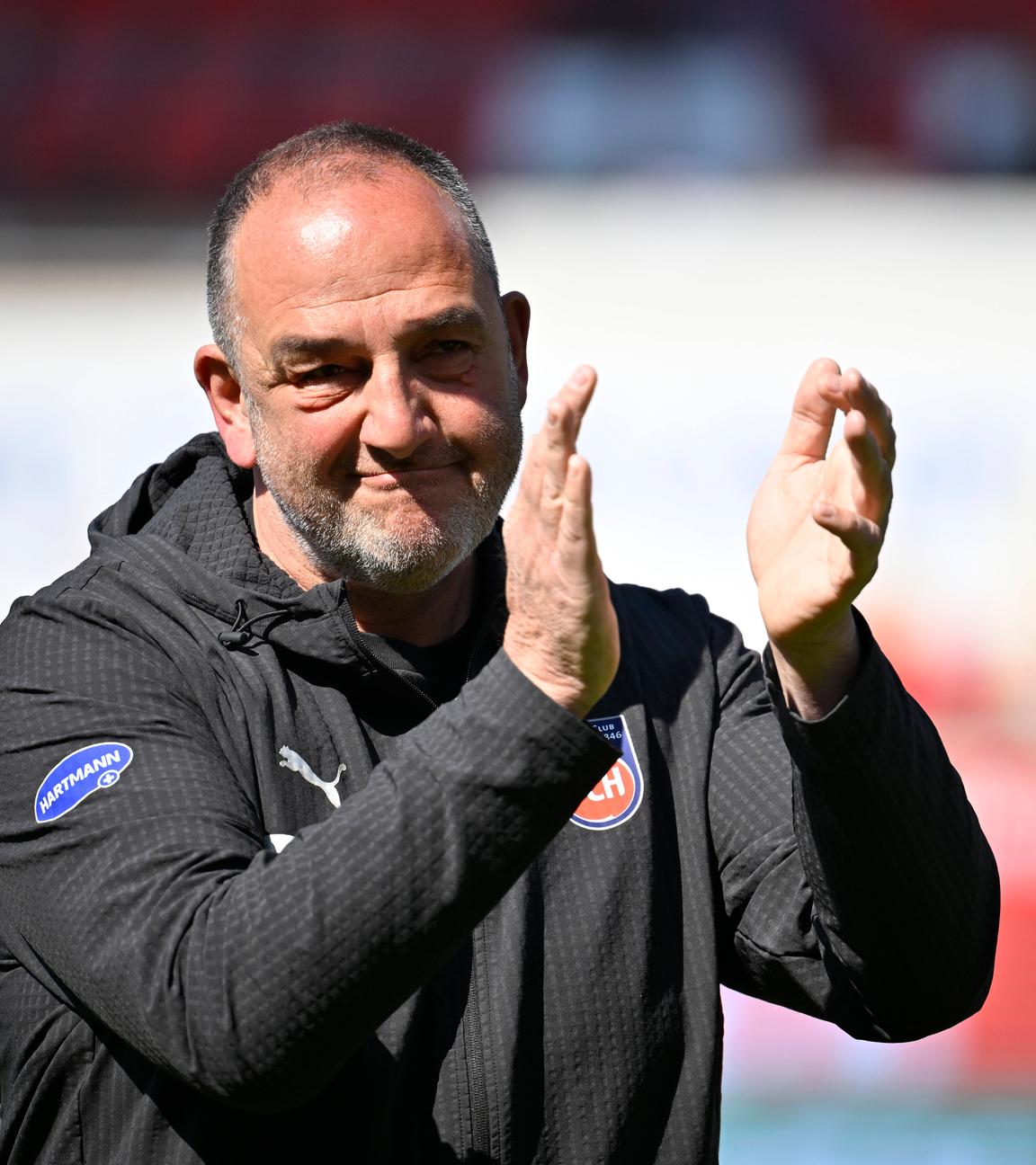Trainer Frank Schmidt, des 1. FC Heidenheims, bedankt sich klatschend bei den Fans am 11.04.2026 im Spiel gegen Union Berlin.