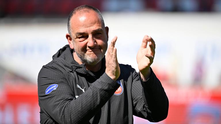 Trainer Frank Schmidt, des 1. FC Heidenheims, bedankt sich klatschend bei den Fans am 11.04.2026 im Spiel gegen Union Berlin.