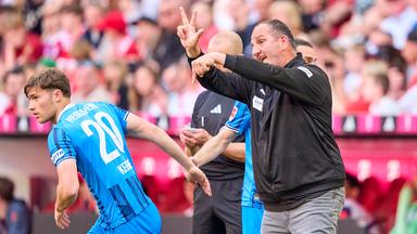 Trainer Frank Schmidt des 1. FC Heidenheim am 02.05.2026 im Spiel gegen den FC Bayern München in München.