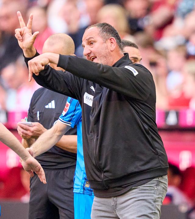 Trainer Frank Schmidt des 1. FC Heidenheim am 02.05.2026 im Spiel gegen den FC Bayern München in München.