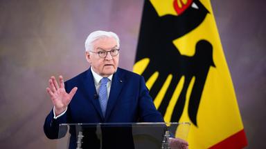 Bundespräsident Frank-Walter Steinmeier spricht bei einer Diskussionsveranstaltung über die gesellschaftlichen Nachwirkungen und Lehren aus der Corona-Zeit im Schloss Bellevue. 