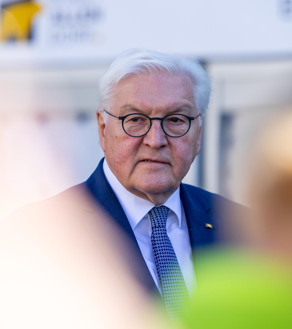 Bundespräsident Frank-Walter Steinmeier spricht mit Journalisten in Stadtallendorf.