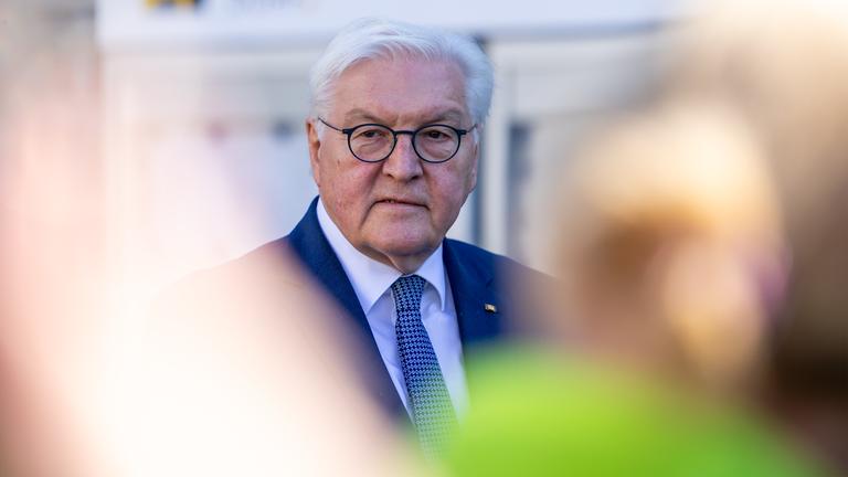 Bundespräsident Frank-Walter Steinmeier spricht mit Journalisten in Stadtallendorf.