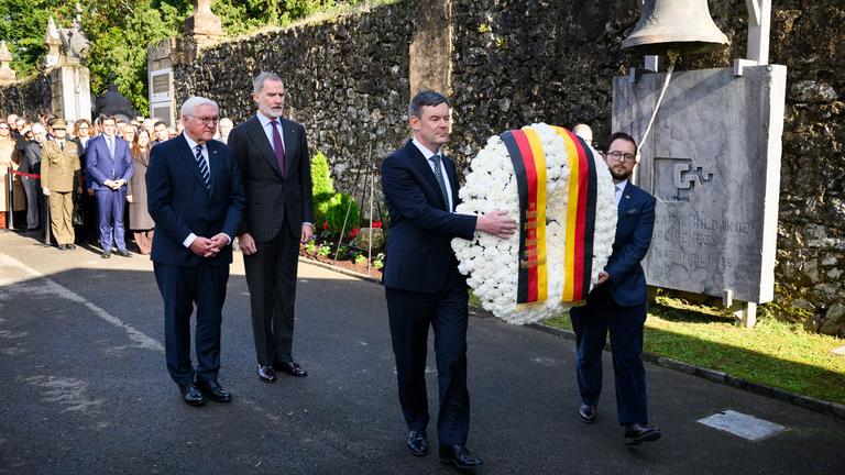 28.11.2025, Spanien, Gernika: Bundespräsident Frank-Walter Steinmeier (l) legt in Anwesenheit von König Felipe VI. von Spanien (2.v.l), auf dem Friedhof von Gernika (Guernica) einen Kranz nieder.
