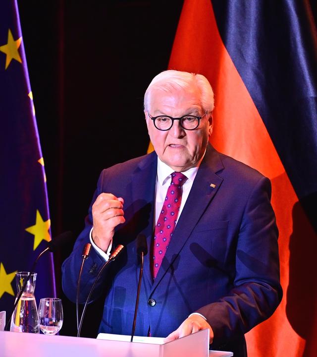 Bundespräsident Frank-Walter Steinmeier spricht beim Festakt zum Tag der Deutschen Einheit im Konzerthaus in Bremen.