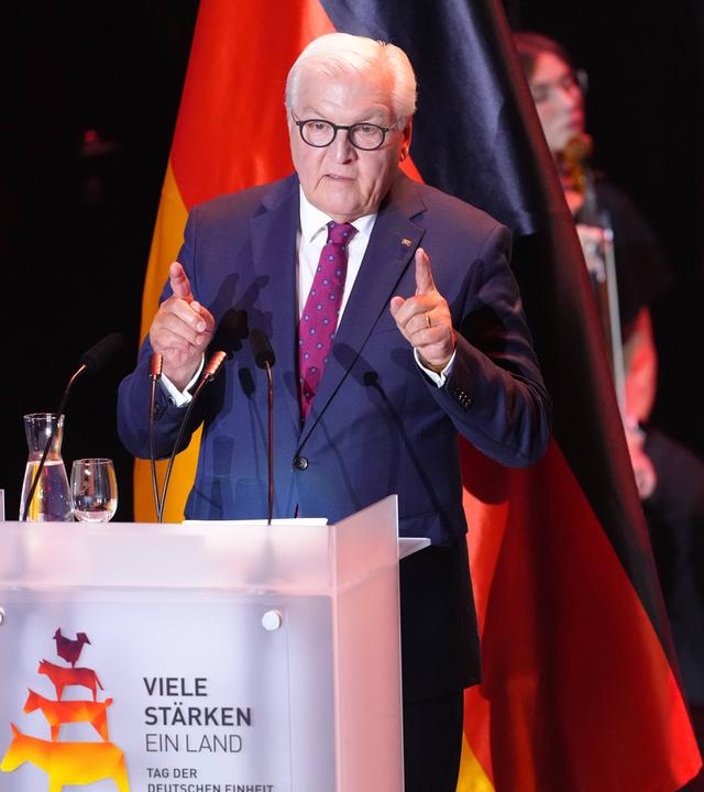 Bundespraesident Frank-Walter Steinmeier im Portrait mit mahneneder Gestik und Mimik bei seiner Rede beim Festakt zum Tag der Deutschen Einheit in der Glocke, Bremen.