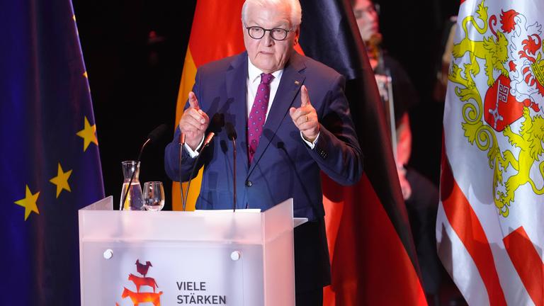 Bundespraesident Frank-Walter Steinmeier im Portrait mit mahneneder Gestik und Mimik bei seiner Rede beim Festakt zum Tag der Deutschen Einheit in der Glocke, Bremen.