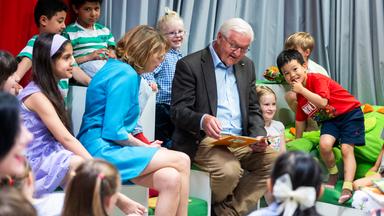Bundespräsident Frank-Walter Steinmeier und seine Frau Elke Büdenbender lesen in der Schiller-Bibliothek Kindern vor.