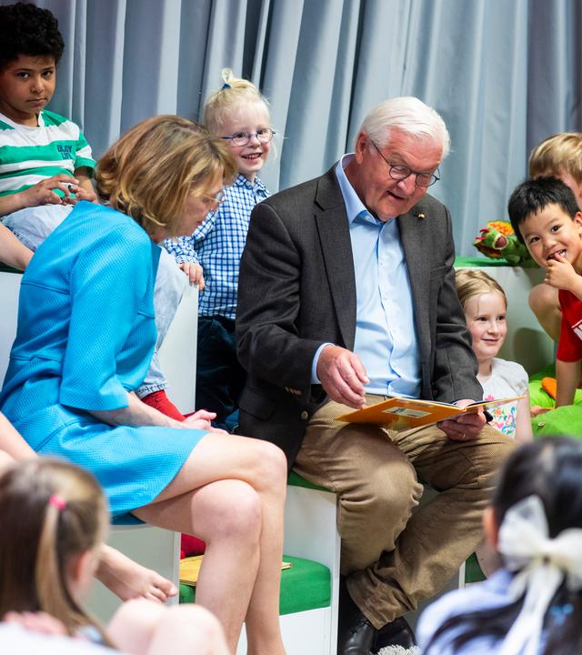 Bundespräsident Frank-Walter Steinmeier und seine Frau Elke Büdenbender lesen in der Schiller-Bibliothek Kindern vor.
