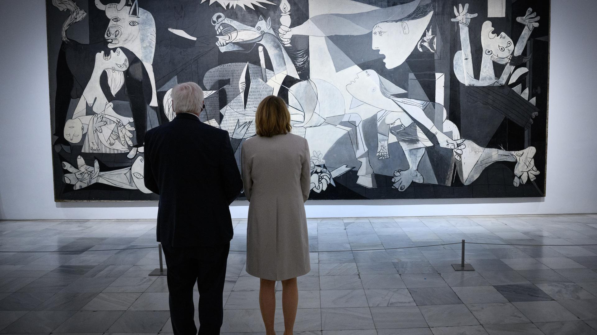 26.11.2025, Spanien, Madrid: Bundespräsident Frank-Walter Steinmeier (l) und seine Frau Elke Büdenbender besuchen das Nationalmuseum Centro de Arte Reina Sofía und betrachten das Gemälde Guernica von Pablo Picasso. 