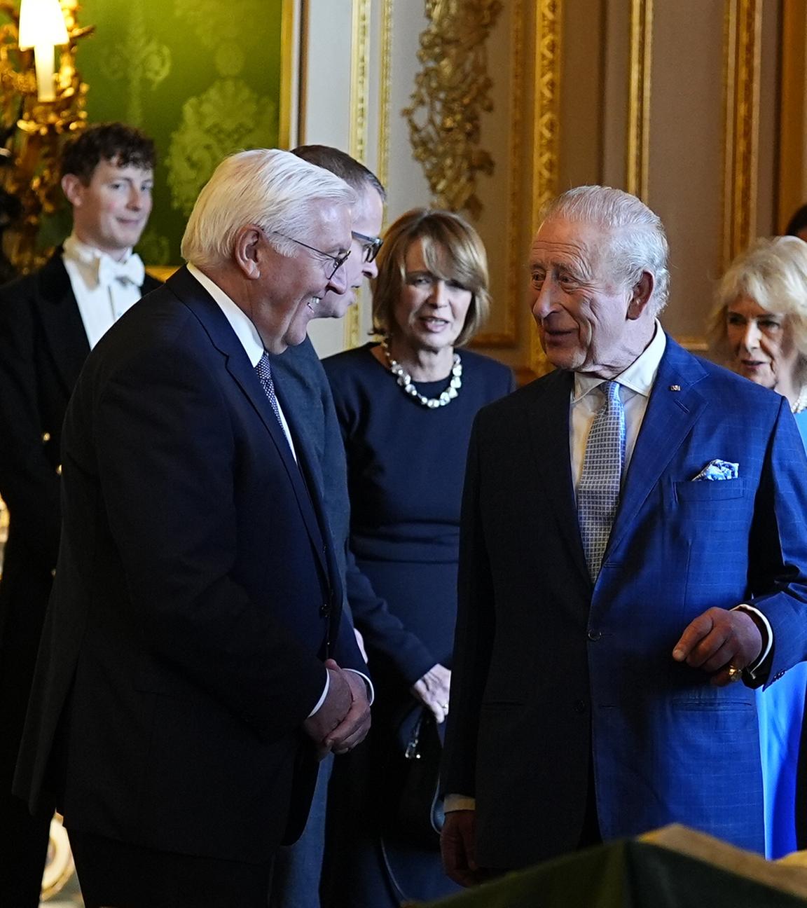 Bundespräsident Frank-Walter Steinmeier und König Charles III. besichtigen Exponate der königlichen Sammlung im Green Drawing Room von Schloss Windsor.
