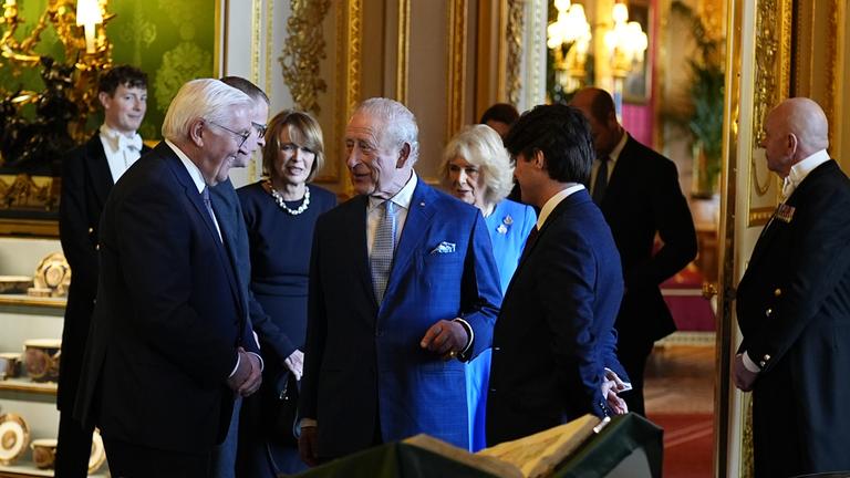 Bundespräsident Frank-Walter Steinmeier und König Charles III. besichtigen Exponate der königlichen Sammlung im Green Drawing Room von Schloss Windsor.