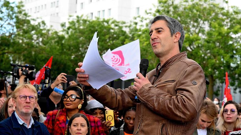 Der Abgeordnete der LFI-Linkspartei François Ruffin wendet sich zu Beginn seines Wahlkampfs für die nächsten Parlamentswahlen in Amiens, Nordfrankreich, am 12. Juni 2024 an die Menge. 