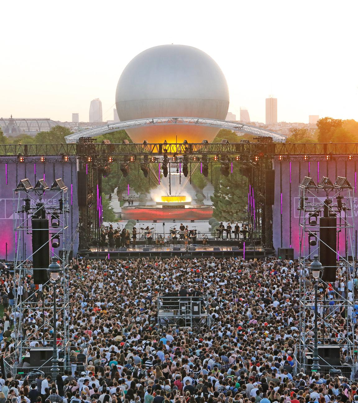 Die Bühne beim Fête de la Musique im Jardin des Tuileries in Paris.