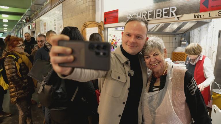 Herr Wolsiffer und Frau Schreiber in der Frankfurter Markthalle