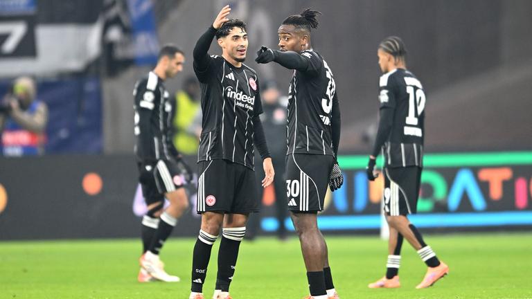 Fares Chaibi ( Frankfurt ) und Michy Batshuayi ( Frankfurt ) stehen. 