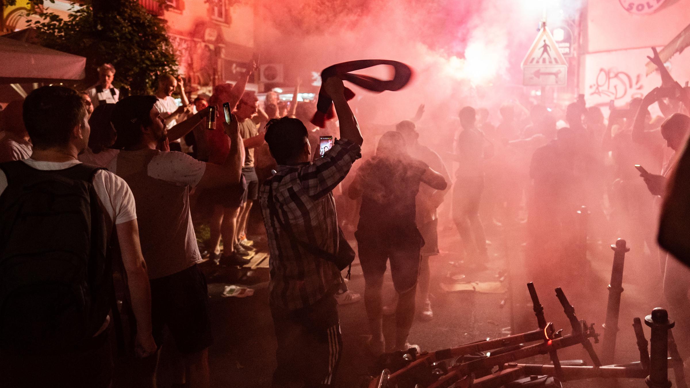 Fans von Eintracht Frankfurt feiern im Stadtteil Bornheim mit Rauchbomben und Bengalos den Sieg ihres Teams im Europa League-Finale. 