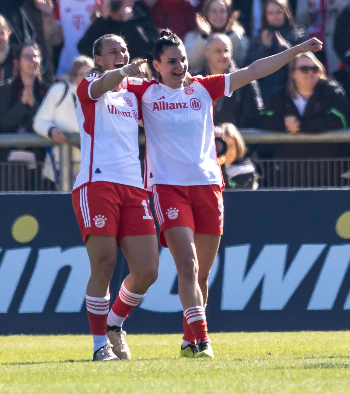 Münchens Klara Bühl und Jovana Damnjanovic jubeln nach dem Treffer zum 0:1 gegen Frankfurt am 09.03.2024.