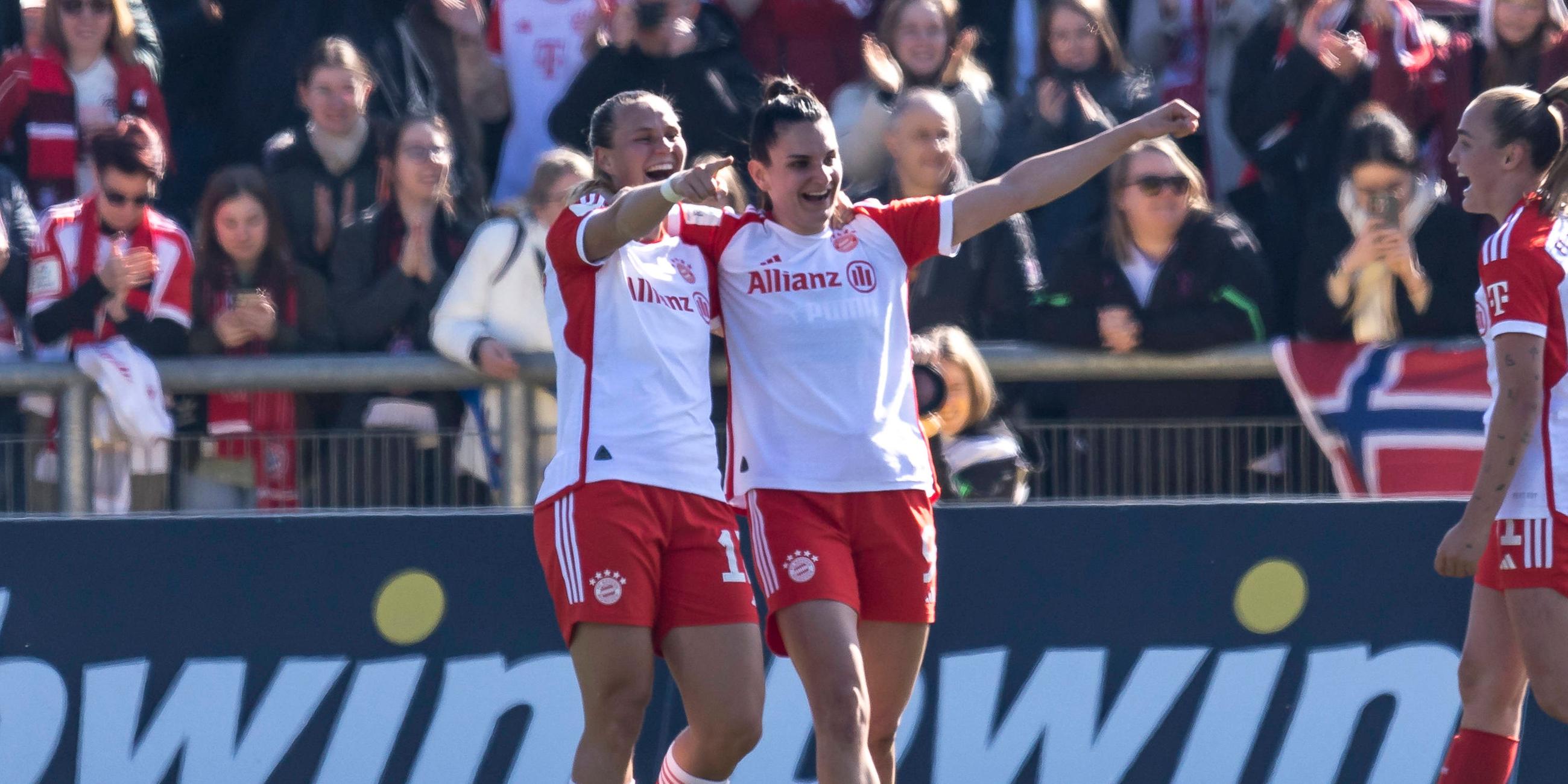 Münchens Klara Bühl und Jovana Damnjanovic jubeln nach dem Treffer zum 0:1 gegen Frankfurt am 09.03.2024.