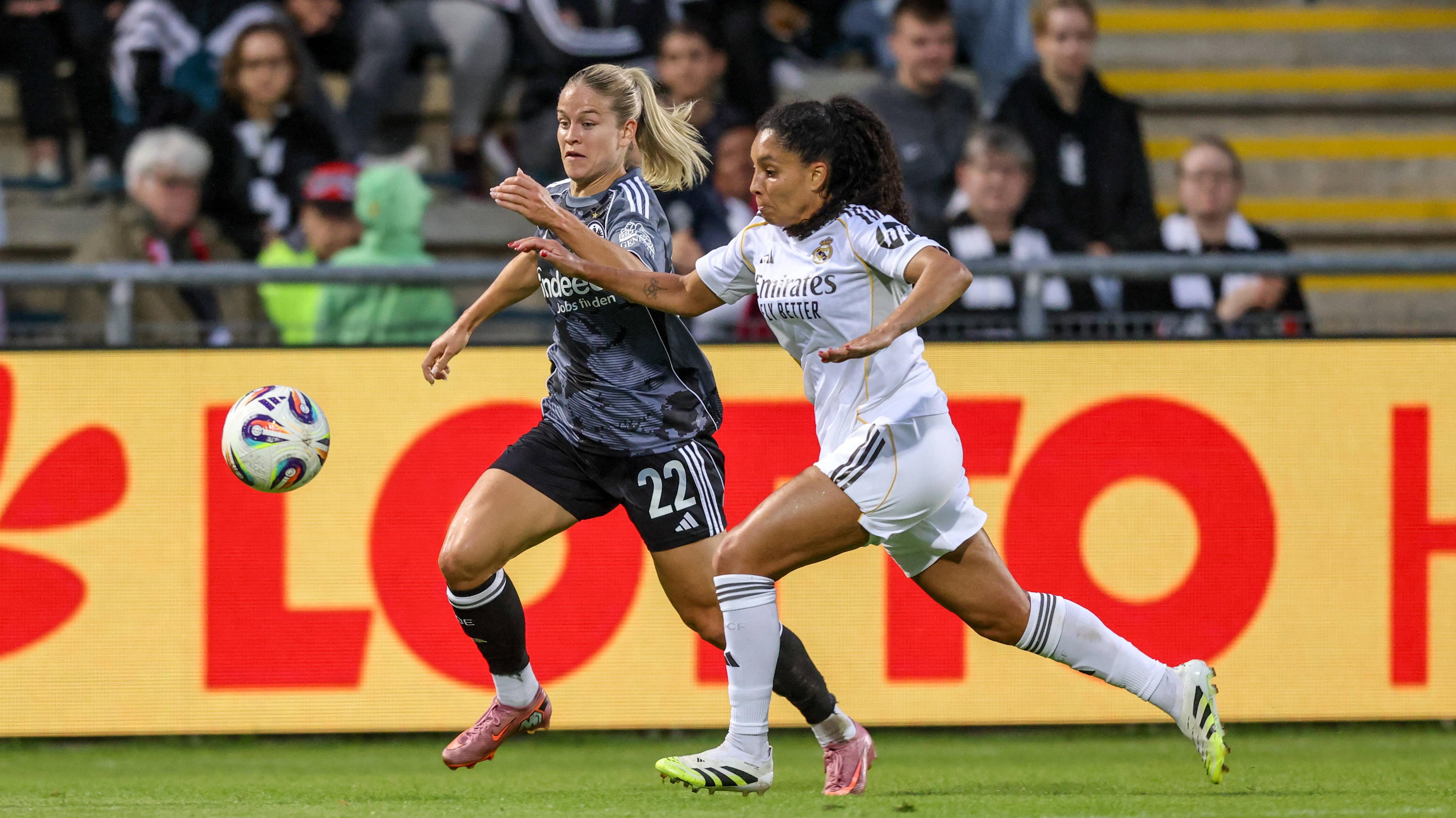 Frankfurts Nadine Riesen (l.) im Duell mit Madrids Yasmim