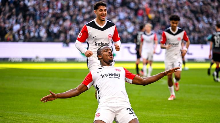 Eintrachts Michy Batshuayi und Fares Chaibi bejubeln das Tor zum 1:0 gegen Union Berlin am 09.03.2025.