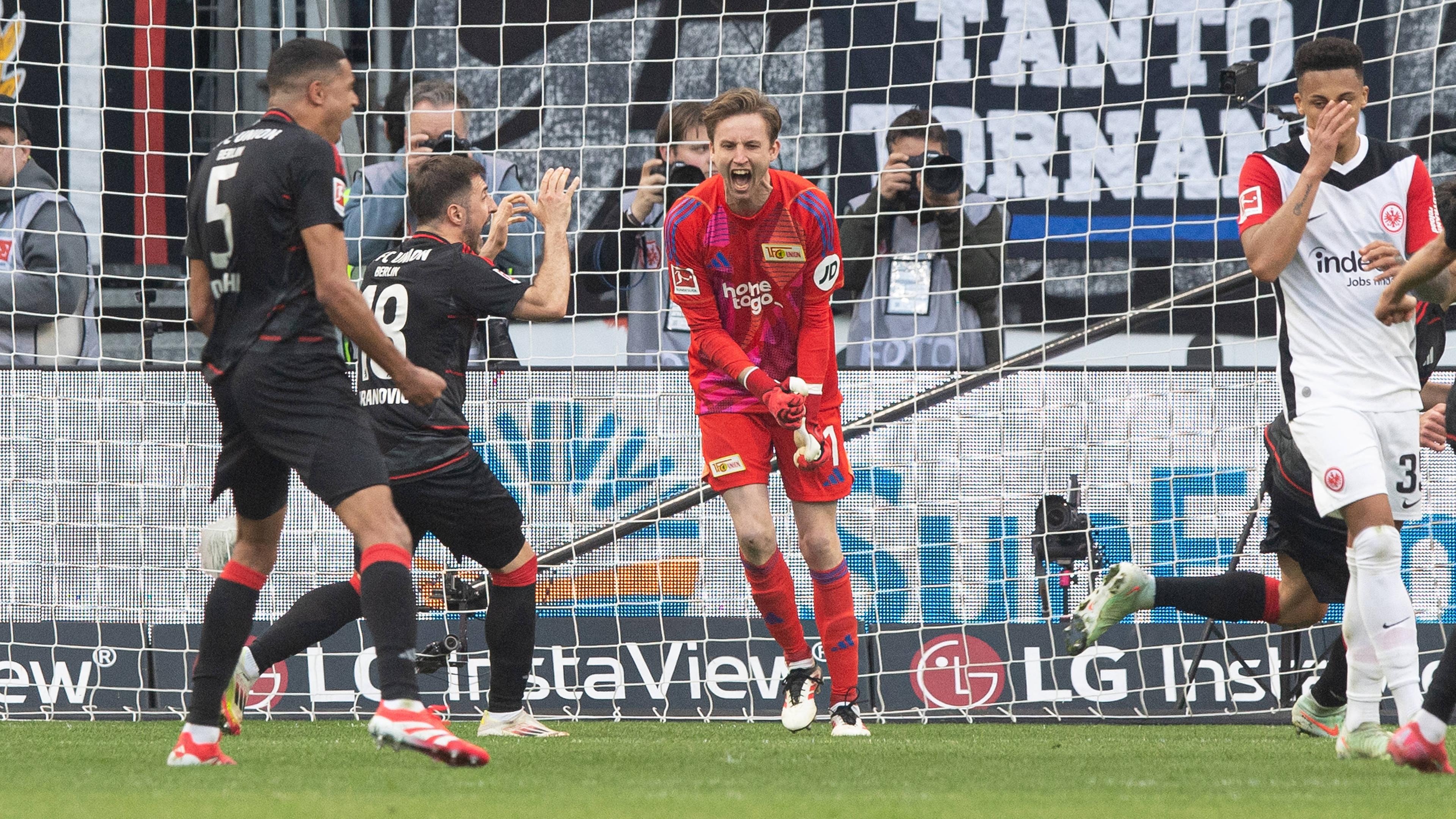 Berlins Torhüter Frederik Rönnow pariert den Handelfmeter von Eintrachts Hugo Ekitike.