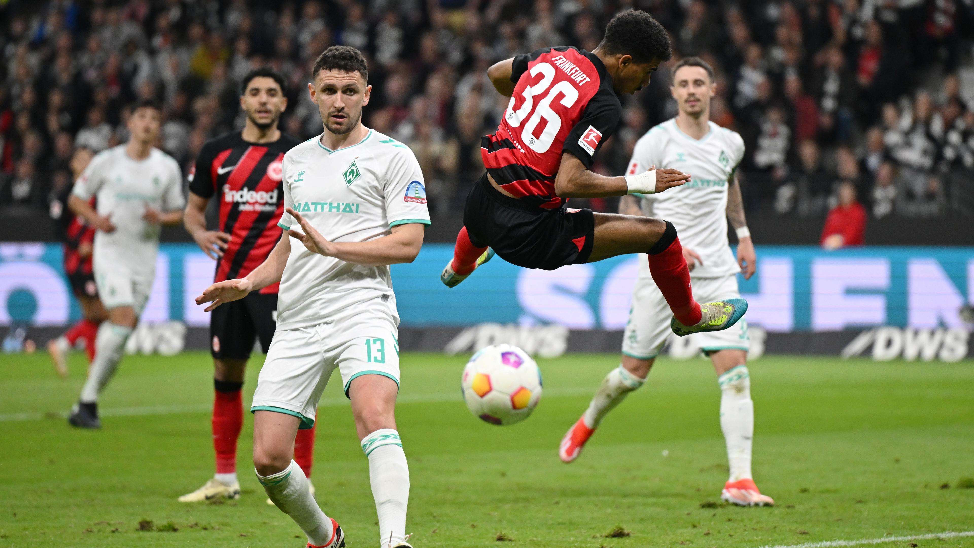 Bremens Milos Veljkovic und Frankfurts Ansgar Knauff kämpfen um den Ball.