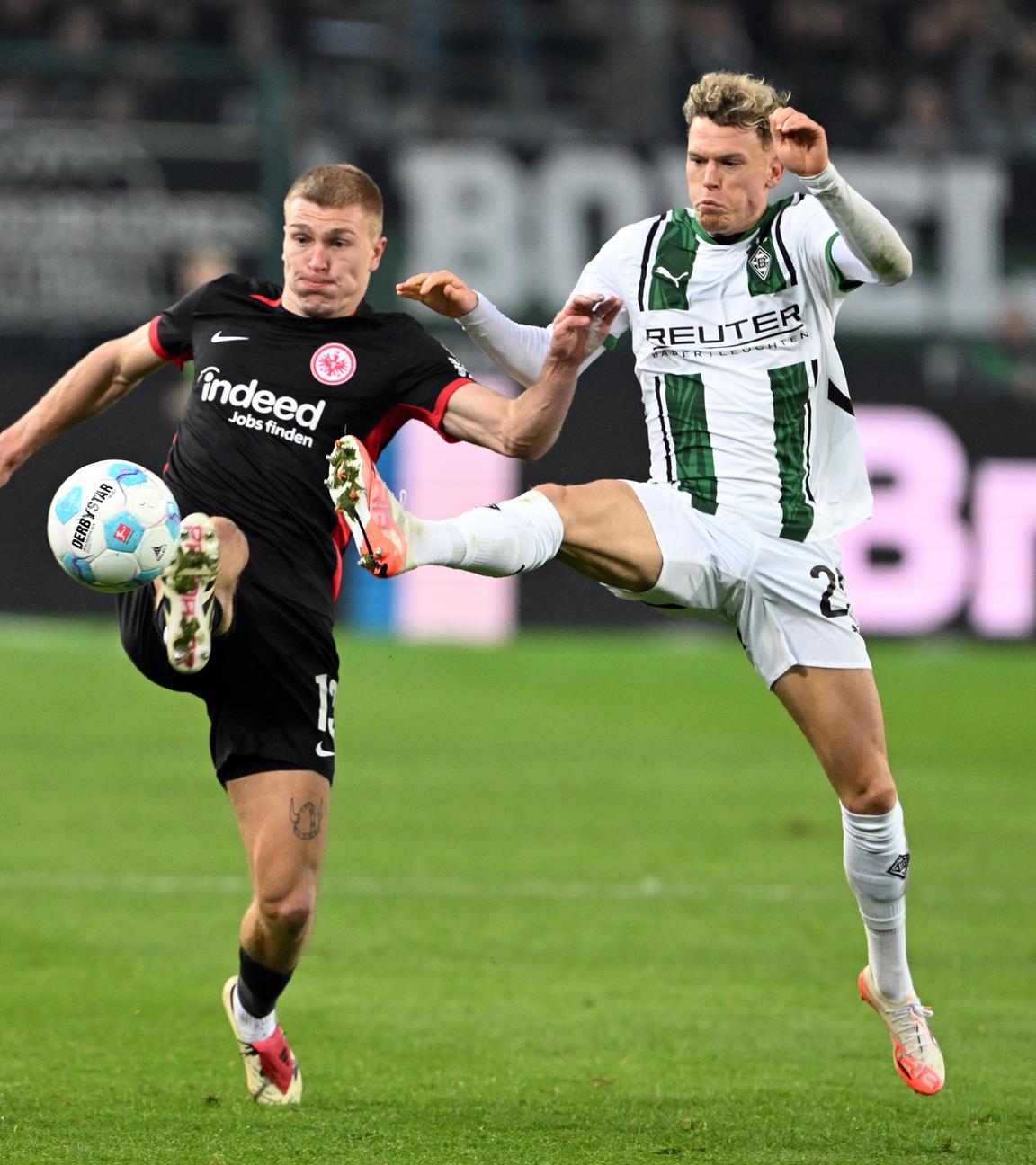 Gladbachs Robin Hack (r) und Frankfurts Rasmus Kristensen kämpfen um den Ball.