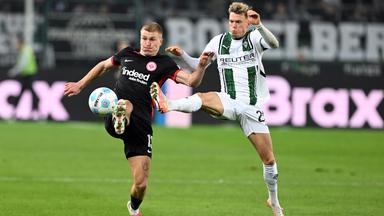 Gladbachs Robin Hack (r) und Frankfurts Rasmus Kristensen kämpfen um den Ball.