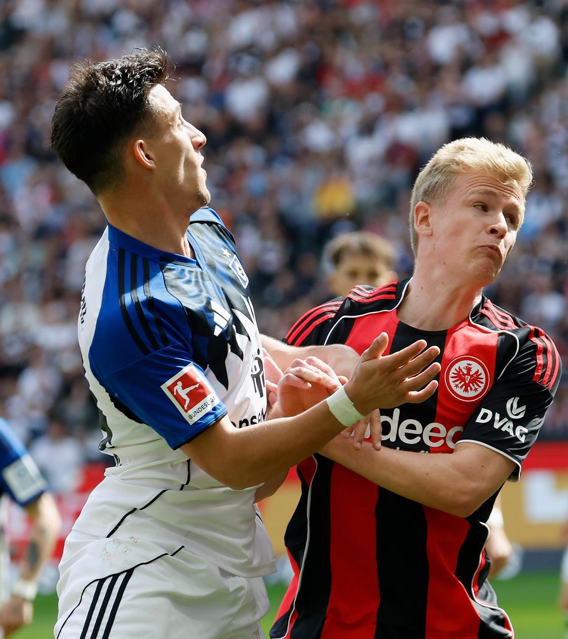 Nicolás Capaldo (HSV) und Oscar Højlund (Frankfurt) im Bundesliga-Spiel.