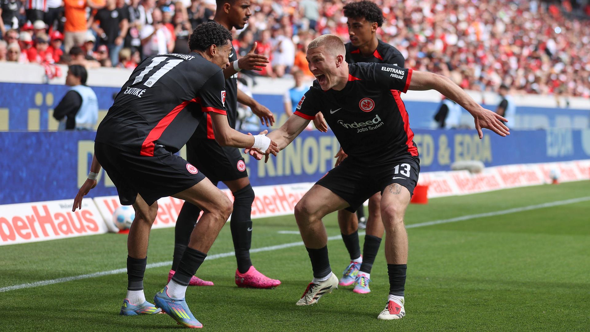 Torjubel zum 1:2 durch Rasmus Kristensen (Eintracht Frankfurt), Hugo Ekitike (Eintracht Frankfurt).