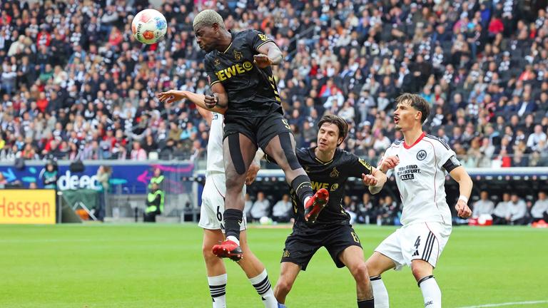 Ragnar Ache (1.FC Köln) und Oscar Hojlund (Frankfurt) kämpfen. 