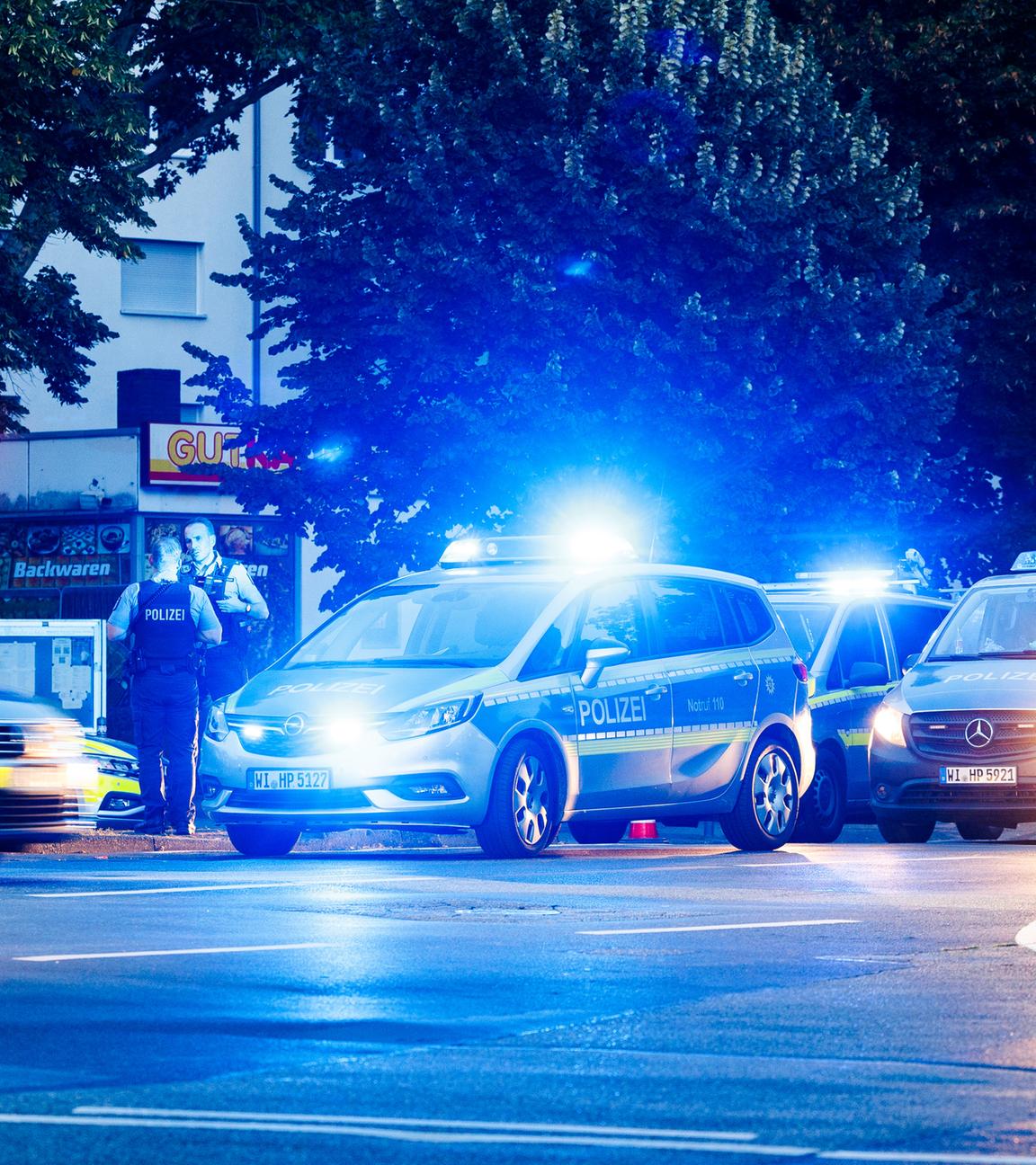 Die Polizei sperrt einen Radius von 300 Metern um den Fundort der Bombe ab. Nach dem Fund eines 500-Kilogramm-Blindgängers aus dem Zweiten Weltkrieg hat die Entschärfung begonnen. 