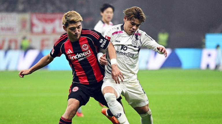 Eintracht Frankfurts Torschütze Ritsu Doan (l.) im Zweikampf mit dem Mainzer Kaishu Sano im Bundesliga-Duell